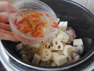 10、莲藕猪蹄汤,倒入枸杞和虫草花水