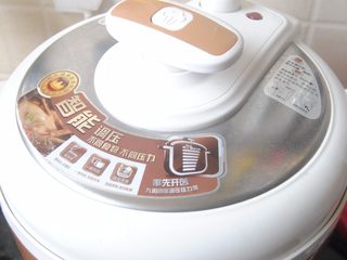12、莲藕猪蹄汤,盖上高压锅盖，用煲汤键