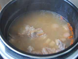 13、莲藕猪蹄汤,大约25分钟后，即可排气打开