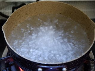 2、椰香芋头西米露,放入西米，继续大火煮3分钟