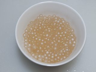 4、椰香芋头西米露,取出过一边凉水，沥干放入容器中备用。