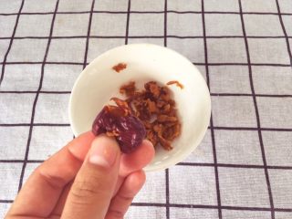 5、辅食：山药肉末二米粥,大枣去皮去核，压成枣泥备用
