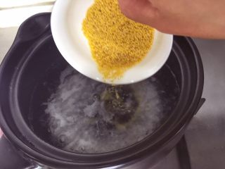 7、辅食：山药肉末二米粥,锅里倒入适当清水，水烧开后倒入提前浸泡好的大米和小米，转小火熬煮