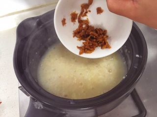 10、辅食：山药肉末二米粥,出锅前放入红枣泥，适当搅拌就可以出锅啦