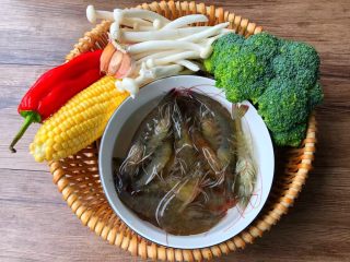 1、虾仁炒西兰花,食材合影