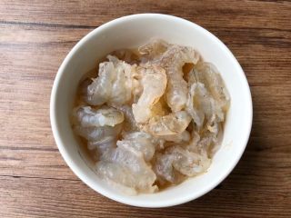 2、虾仁炒西兰花,首先把明虾去头去虾壳，在虾背上开一刀，去掉虾线，清洗干净放入碗里，加入少许白胡椒粉，少许盐，少许料酒腌制一会。