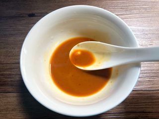 3、虾仁炒西兰花,取一个小碗，加入一勺生抽，一勺蚝油，少许盐，少许鸡精，半勺淀粉，少许水调成酱汁待用。