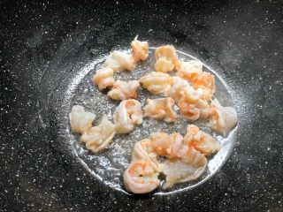 5、虾仁炒西兰花,热锅放入少许油，把腌制好的虾仁放入炒至8分熟。