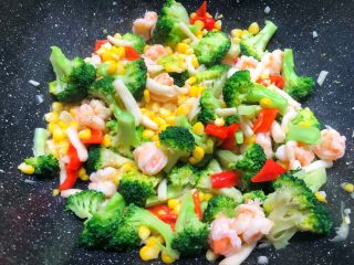 7、虾仁炒西兰花,再加入玉米粒和西兰花翻炒均匀，倒入酱汁翻炒至入味，即可出锅。