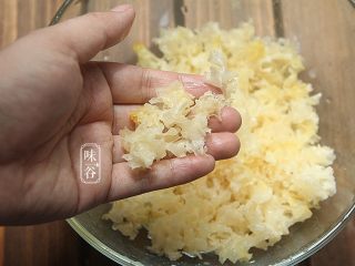 4、木瓜红枣银耳羹,再撕成小朵，这样容易出胶；