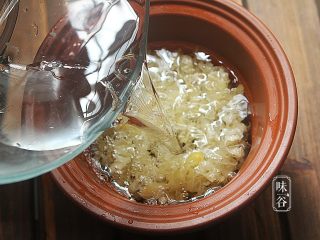 6、木瓜红枣银耳羹,加入适量冷水，盖好盖子，炖1个半~2小时。压力锅的大火煮开小火炖煮50分钟。