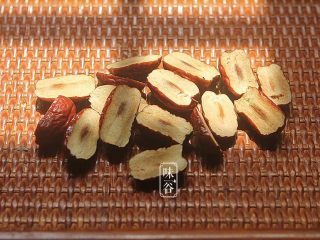 7、木瓜红枣银耳羹,红枣切开去掉核，去核不那么上火；