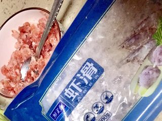 1、#春节健康菜#财源滚滚虾滑酿香菇,绞好的猪肉末和虾滑