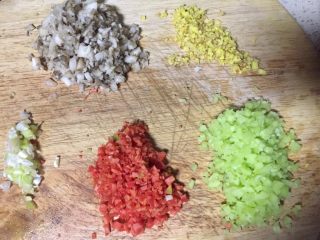 4、#春节健康菜#财源滚滚虾滑酿香菇,把图三食材全部切成细丁