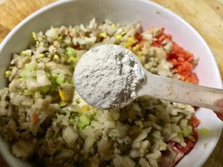 8、#春节健康菜#财源滚滚虾滑酿香菇,放入一勺淀粉