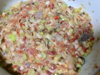 9、#春节健康菜#财源滚滚虾滑酿香菇,搅拌均匀,最好状态顺滑,肉糜之间有拉丝