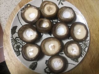 12、#春节健康菜#财源滚滚虾滑酿香菇,全部处理好摆放在盘子里
