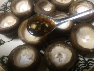 14、#春节健康菜#财源滚滚虾滑酿香菇,舀调料到香菇里