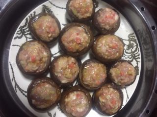 18、#春节健康菜#财源滚滚虾滑酿香菇,放入蒸锅,上气后,蒸15分钟即可