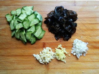 7、鱼香猪肝,把葱姜蒜分别切未，木耳掰成小朵，黄瓜切成菱形片备用。