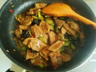 18、鱼香猪肝,大火翻炒，炒至芡汁都均匀的裹在食材上即可关火。