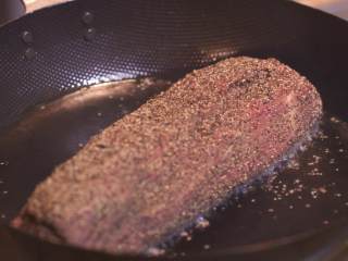 2、日式厚烧玉子&嫩煎小牛里脊,热锅，倒入适量油，再将牛里脊放入油锅内，捞出后放入冰块盆中