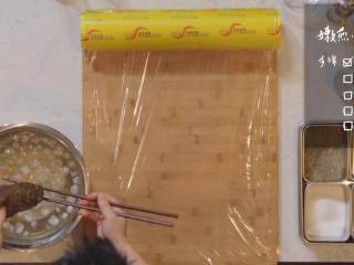 3、日式厚烧玉子&嫩煎小牛里脊,牛里脊捞出，用保鲜膜裹住，卷好放入冰箱