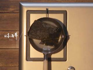 4、日式厚烧玉子&嫩煎小牛里脊,热锅，倒入适量纯净水，放入日本海带