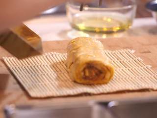 11、日式厚烧玉子&嫩煎小牛里脊,将厚烧玉子捞出，用卷帘卷起来，温度稍凉后放入冰箱