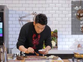 14、日式厚烧玉子&嫩煎小牛里脊,牛里脊从冰箱拿出切片，摆盘，将葱末和达西水混合调料淋在牛肉片上