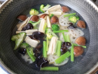 5、麻辣香锅——麻辣界的扛把子,将不同的食材分开处理，藕片，香菇，腐竹，西兰花，芹菜，木耳入开水焯2-3分钟。