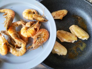 9、麻辣香锅——麻辣界的扛把子,煎至鸡翅一面金黄后翻面煎另一面，虾比较易熟，煎至外皮焦脆后先将虾夹出。