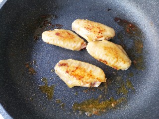 10、麻辣香锅——麻辣界的扛把子,鸡翅留在锅中继续煎至全熟。