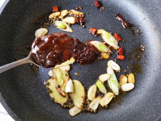 15、麻辣香锅——麻辣界的扛把子,加入一大勺黄豆酱。