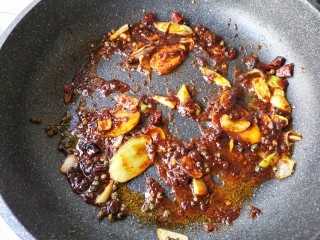 16、麻辣香锅——麻辣界的扛把子,翻炒均匀，炒出红油和香味。