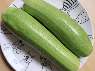 3、西葫芦炒木耳,准备好小西葫芦，洗净待用。