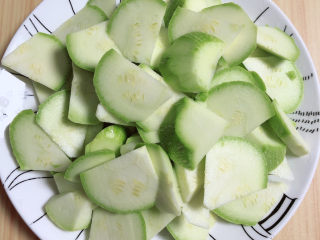 4、西葫芦炒木耳,西葫芦滚刀切好待用。