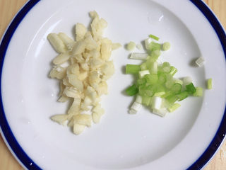 5、西葫芦炒木耳,葱蒜切好待用。