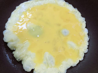 7、西葫芦炒木耳,锅中倒入油，加热至五成热，倒入鸡蛋。