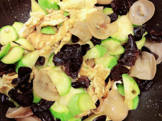 17、西葫芦炒木耳,可以出锅喽！