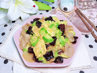 18、西葫芦炒木耳,清新爽口的西葫芦炒木耳就上桌了！