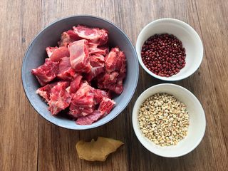 1、红豆薏米排骨汤,食材合影