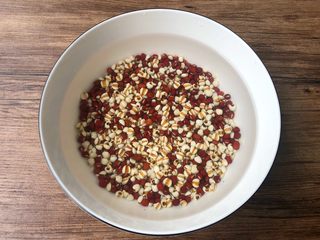 2、红豆薏米排骨汤,把薏米和红豆清洗干净，放入碗里，倒入适量水，提前浸泡3个小时，浸泡好清洗干净待用。