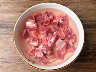 3、红豆薏米排骨汤,排骨清洗干净，放入大碗里，放入适量水，浸泡2个小时，这样可以泡出血水。
