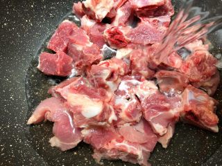 5、红豆薏米排骨汤,把浸泡好的排骨清洗干净，沥干水，放入锅里，倒入适量水，水量和排骨齐平，大火把水煮开。