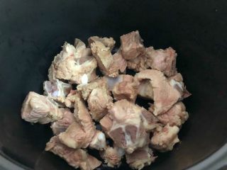 7、红豆薏米排骨汤,排骨焯好血末，用清水冲洗干净，放入高压锅里。