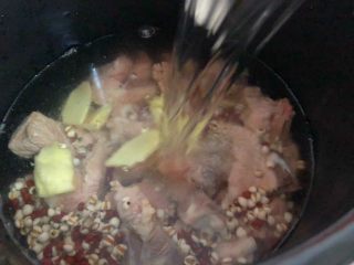 9、红豆薏米排骨汤,倒入适量水，水量高出食材3厘米，盖上盖子，将按钮调至排骨，高压锅会自动调整炖排骨的时间。