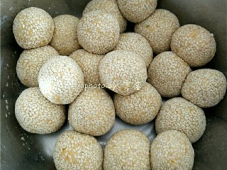 9、南瓜豆沙丸子,做好的丸子放置在平盘里，不要挤压；建议不要用图中的盆放置丸子，丸子挤压后容易变形，我是为了省事，用和面团的盆装的丸子；