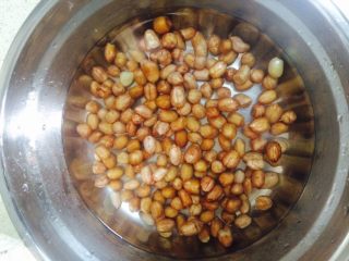 1、花生海带猪蹄汤,花生洗净泡涨