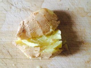 2、花生海带猪蹄汤,老姜洗净拍烂